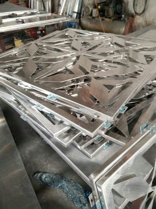 雕花外墻鋁單板車間生產現場